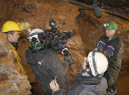 Dr. Christiane Hemker, Projektleiterin Montanarchäologie, bei den Dreharbeiten in 18 Metern Tiefe