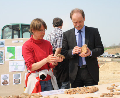 Die Archäologin Vera Hubensack M. A. führt Herrn Staatsminister Sven Morlok Funde der Grabung vor.