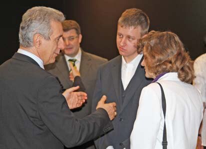 Sachsens Ministerpräsident Stanislaw Tillich gratuliert André Gerdts zu seiner Auszeichnung.