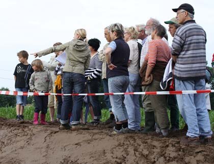 Trotz widriger Verhältnisse verfolgten die Besucher interessiert die Erklärungen der Archäologen.