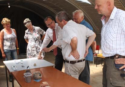 Verkehrsstaatssekretär Werner ließ sich bei seinem Besuch auch ausgewählte Fundstücke zeigen.