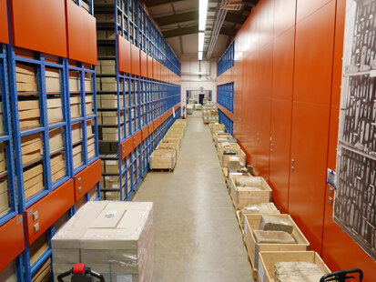 Mit Baufragmenten und Steinen aus archäologischen Grabungen beladene Paletten stehen zum Abtransport nach Laußnitz bereit. Ihr Stellplatz wird im Archäologischen Archiv Sachsen in Dresden-Klotzsche für andere Funde benötigt.