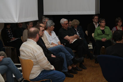 Das Forum fand inmitten der Installationen der Ausstellung »Funde, die es nicht geben dürfte. Brunnen der Jungsteinzeit in Sachsen« statt.