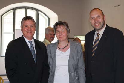 v.l.n.r.: Der Vorsitzende des Vorstandes des Verbandes der Landesarchäologen der Bundesrepublik Deutschland Prof. Dr. Jürgen Kunow, Landesarchäologin Dr. Regina Smolnik sowie der Oberbürgermeister der Stadt Meißen Olaf Raschke