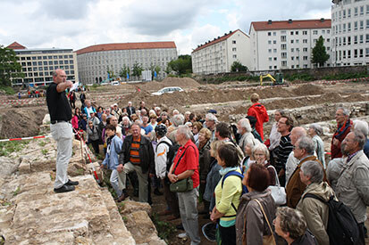 Dr. T. Westphalen erläutert die Mauerbefunde der ehemaligen Orangerie.