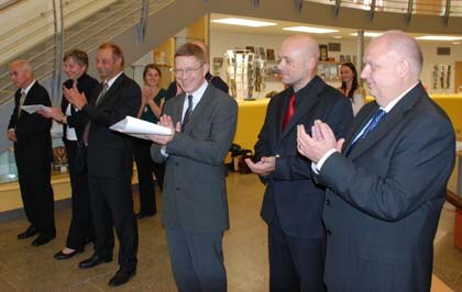 von rechts: Herr Bürgermeister Jan Řeřicha, Herr Mgr. Tómas Wiesner, PaedDr. Gustav Krov, Herr Rainer Büchsenstein - kaufm. Direktor des LfA, Dr. Regina Smolnik, Dr. Klaus Riedel.