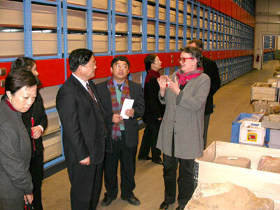 Landesarchäologin Dr. Oexle erläutert Vizegouverneur HAN Zhongxue das archäologische Archiv