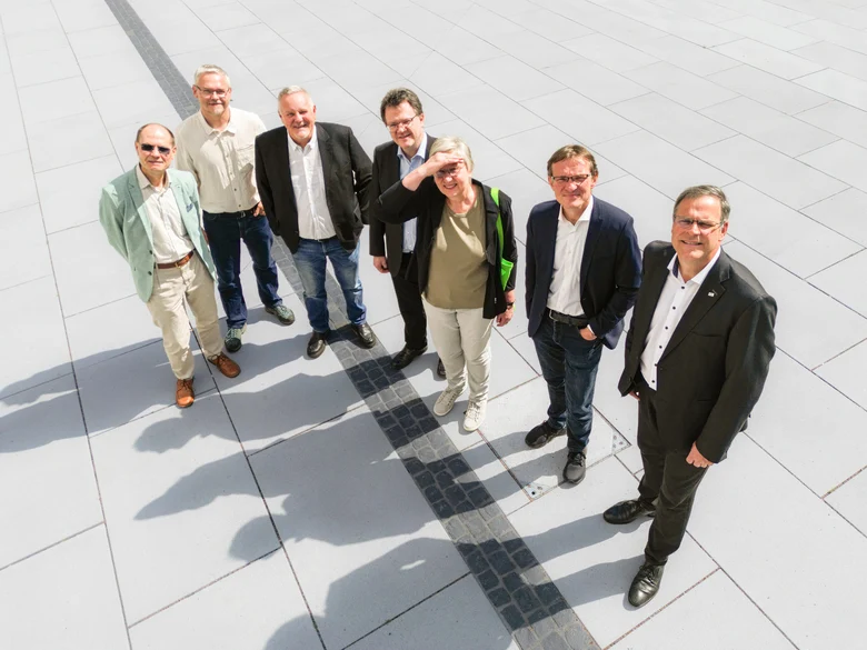 Gruppenfoto der Vereinbarungsunterzeichner HTWD und LfA