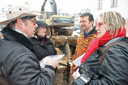 Dr. Uwe Grünwald und Dr. Christiane Hemker erläutern den Pressevertretern die Grabungsfunde. 