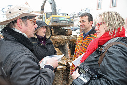 Dr. Uwe Grünwald und Dr. Christiane Hemker erläutern den Pressevertretern die Grabungsfunde. 
