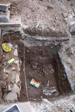 Vermutlich mittelalterliche Bestattungen fanden sich in ca. 1,50 m Tiefe unmittelbar vor dem Fundament eines Stützpfeilers von St. Marien