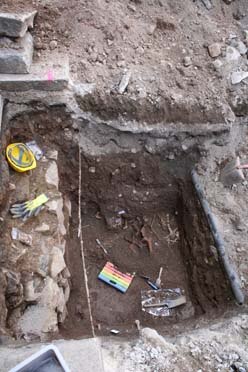 Vermutlich mittelalterliche Bestattungen fanden sich in ca. 1,50 m Tiefe unmittelbar vor dem Fundament eines Stützpfeilers von St. Marien