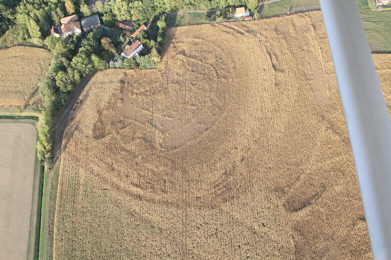 Die frühmittelalterliche Befestigung von Hof/Stauchitz ist ein »sterbendes« Denkmal. Der Vergleich digitaler Geländemodelle offenbart, wie viel der Wall in den letzten zehn Jahren an Höhe verloren hat.