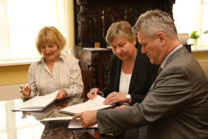 von links: Prof. Dr. Marzena Szmyt, Direktorin des Archäologischen Museums Posen; Dr. Regina Smolnik, Landesarchäologin des Freistaats Sachsen; Prof. Dr. Franz Schopper, Landesarchäologe von Brandenburg bei der Unterzeichnung des Kooperationsabkommens.