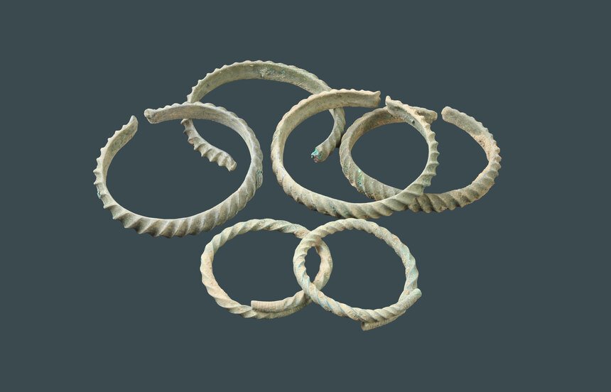 Zwei Armringe und vier Beinringe aus Bronze