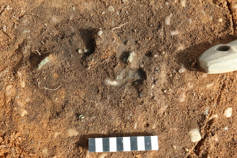 Kupferperlen während der Freilegung