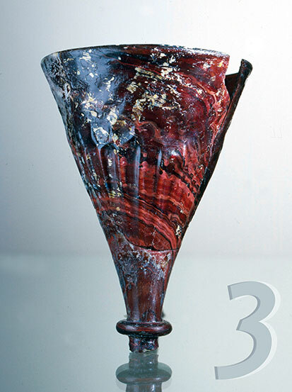 Ein Pokal aus seltenem rotem Glas