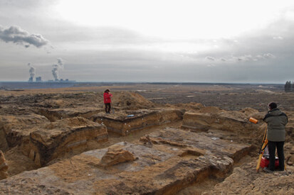 Bei den archäologischen Ausgrabungen im Vorfeld des Tagebaus Nochten wurden auch die Fundamente des sogenannten »Chinesischen Turms« des Fürsten Pückler wiederentdeckt. Am Horizont ist das Kraftwerk Boxberg zu sehen.