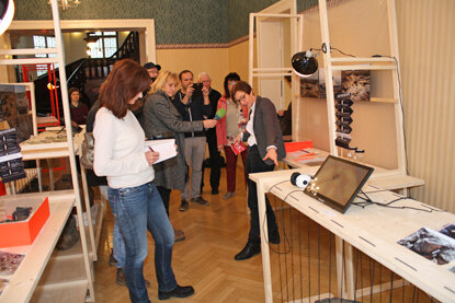 Kuratorin Dr. Cornelia Rupp führte vor der Eröffnung Medienvertreter durch die Ausstellung.