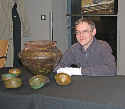 Dipl.-Ing. Thomas Reuter präsentiert die Herzberger Situla. 