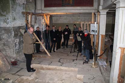 Dr. Thomas Westphalen, Abteilungsleiter Archäologische Denkmalpflege beim LfA, erläutert die Grabungsbefunde.