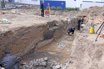 In den nicht unterkellerten Bereichen haben sich archäologische Schichten, wie in diesem Profil, gut erhalten.