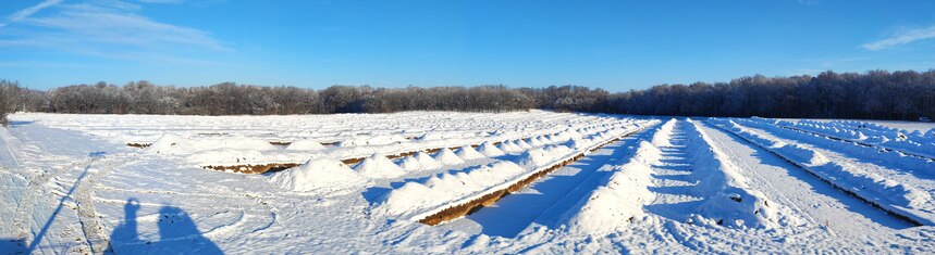 Suchschnitte mit schneebedeckten Abraumhügeln