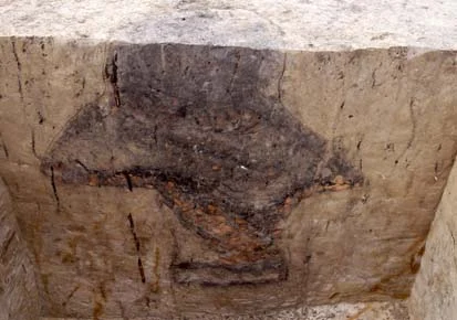 Profil einer Grube aus Schlagwitz. Auf der Sohle des abgetieften Schachtes befand sich eine Steinbeilklinge.