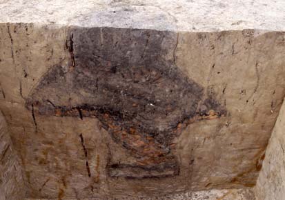 Profil einer Grube aus Schlagwitz. Auf der Sohle des abgetieften Schachtes befand sich eine Steinbeilklinge.