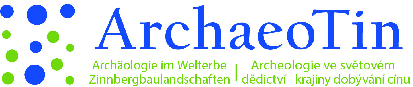 Das Logo von ArchaeoTin ist Hellblau und Grün, auf Tschechis und Deutsch