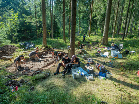 Das ArchaeoTin-Team bei Untersuchungen im Wald