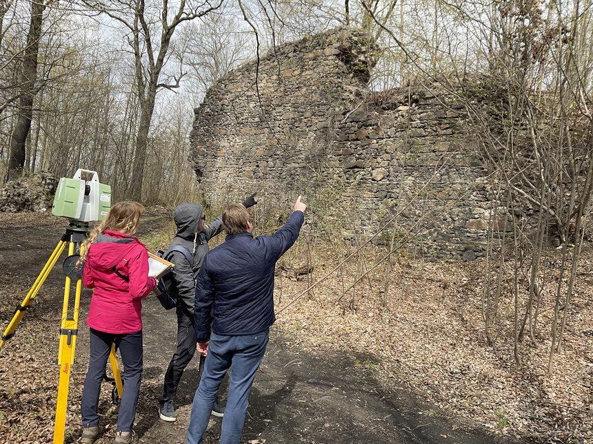 Mauer der Burg Rohnau