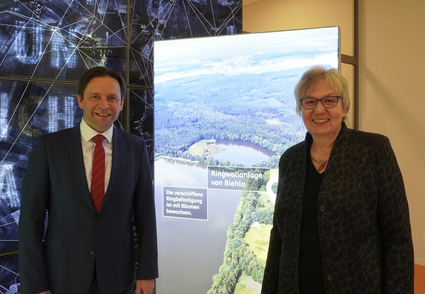 Landesarchäologin Dr. Regina Smolnik und der Präsident des GeoSN Ronny Zienert 