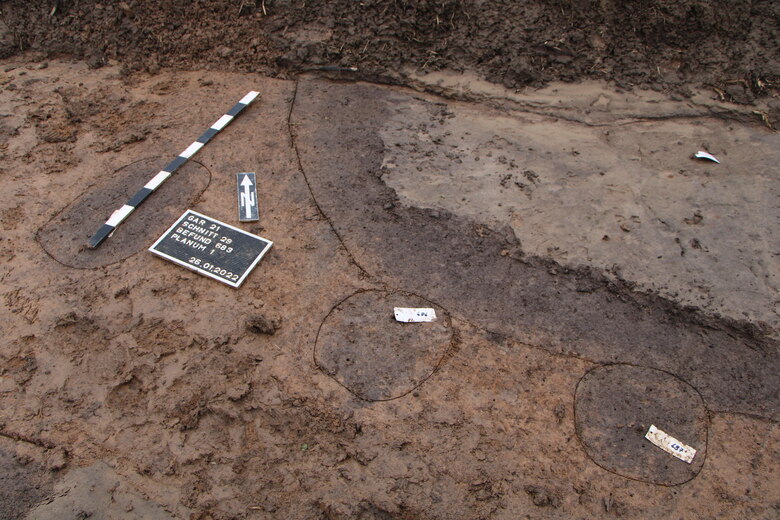 Humose Verfärbungen von Pfosten und Gruben