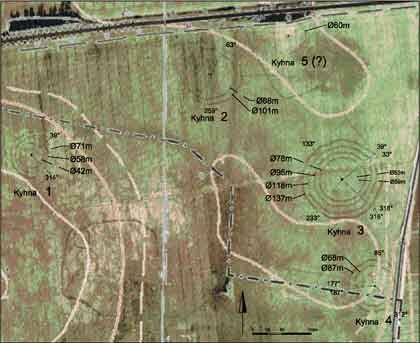 Die Kreisgrabenanlagen von Kyhna, Kr. Delitzsch. Entzerrtes Luftbild mit Angaben zu Durchmessern und Winkeln der Zugänge. Luftbild: O. Braasch.