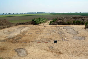 Pfostenreihen und Lehmentnahmegruben eines stichbandkeramischen Hauses bei Rathendorf im Sommer 2007