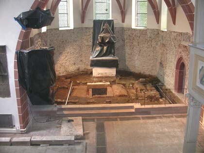 Blick durch das Langhaus auf die Grabungsfläche