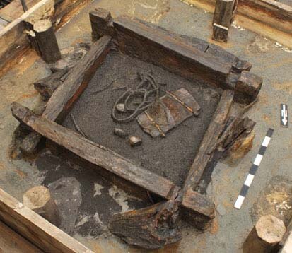 Die Holzkonstruktion sowie eine Rindentasche mit Schnurfragmenten während der Freilegung, Oktober 2009. Foto: R. Elburg