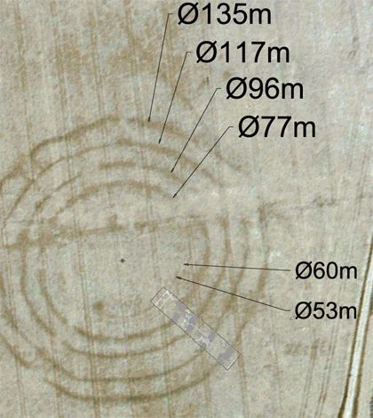 Detail von Kyhna 3 mit eingezeichnetem Grabungsschnitt. Luftbild: O. Braasch.