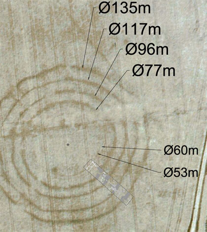 Detail von Kyhna 3 mit eingezeichnetem Grabungsschnitt. Luftbild: O. Braasch.