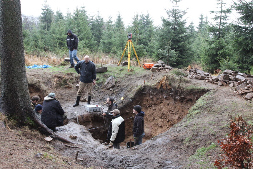 Archäologen graben nach Spuren von alten Bergbau im Wald auf dem Kremsiger in Tschechien