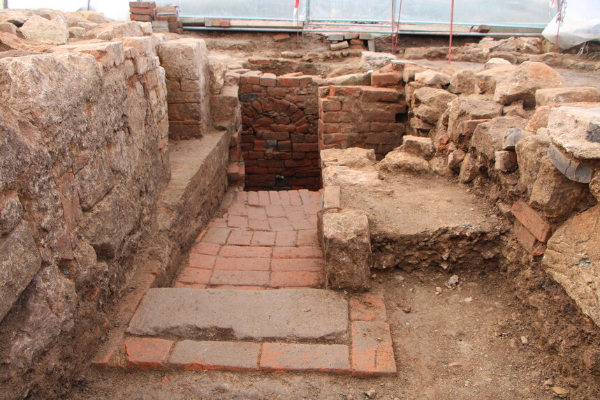 Mit Ziegelsteinen gepflasterter Zugang zum Tauchbecken. Links eine gemauerte Nische, die vielleicht zum Ablegen der Kleidung diente.