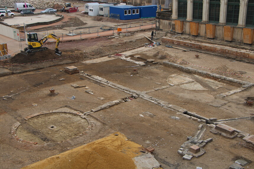 Blick in den Innenhof mit den kreisrunden Fundamenten der beiden Wasserbecken