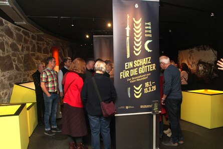 Besucher bei der Eröffnung Schatz für die Götter