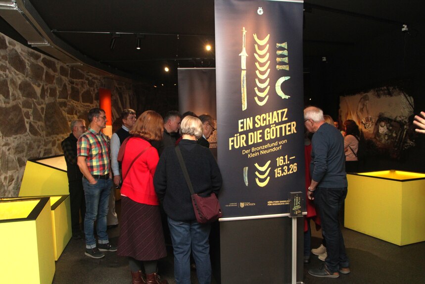 Besucher bei der Eröffnung Schatz für die Götter