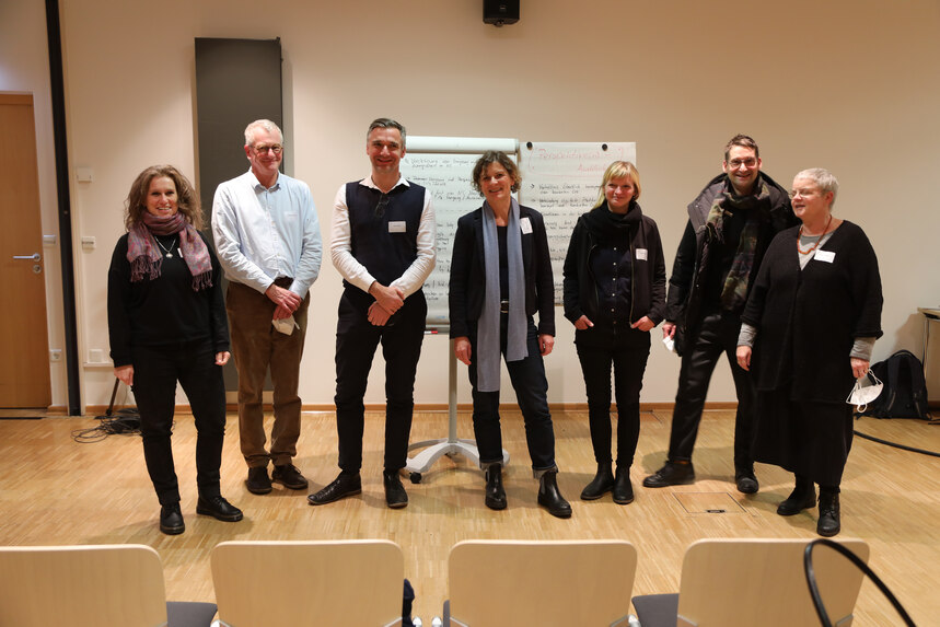 Ein Gruppenbild von vier Frauen und drei Männern die Vorträge auf dem Workshop gehalten haben.