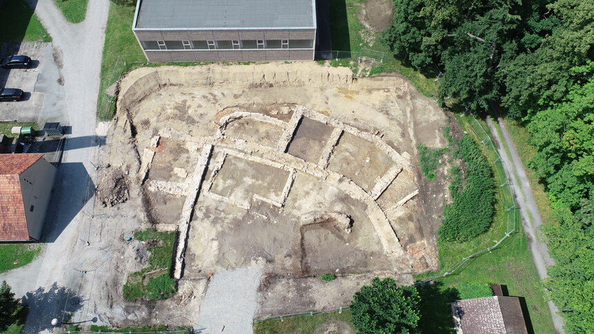 Das Luftbild zeigt die Grundmauern des ehemaligen Schlosses von Baruth bei Malschwitz, Kr. Bautzen.