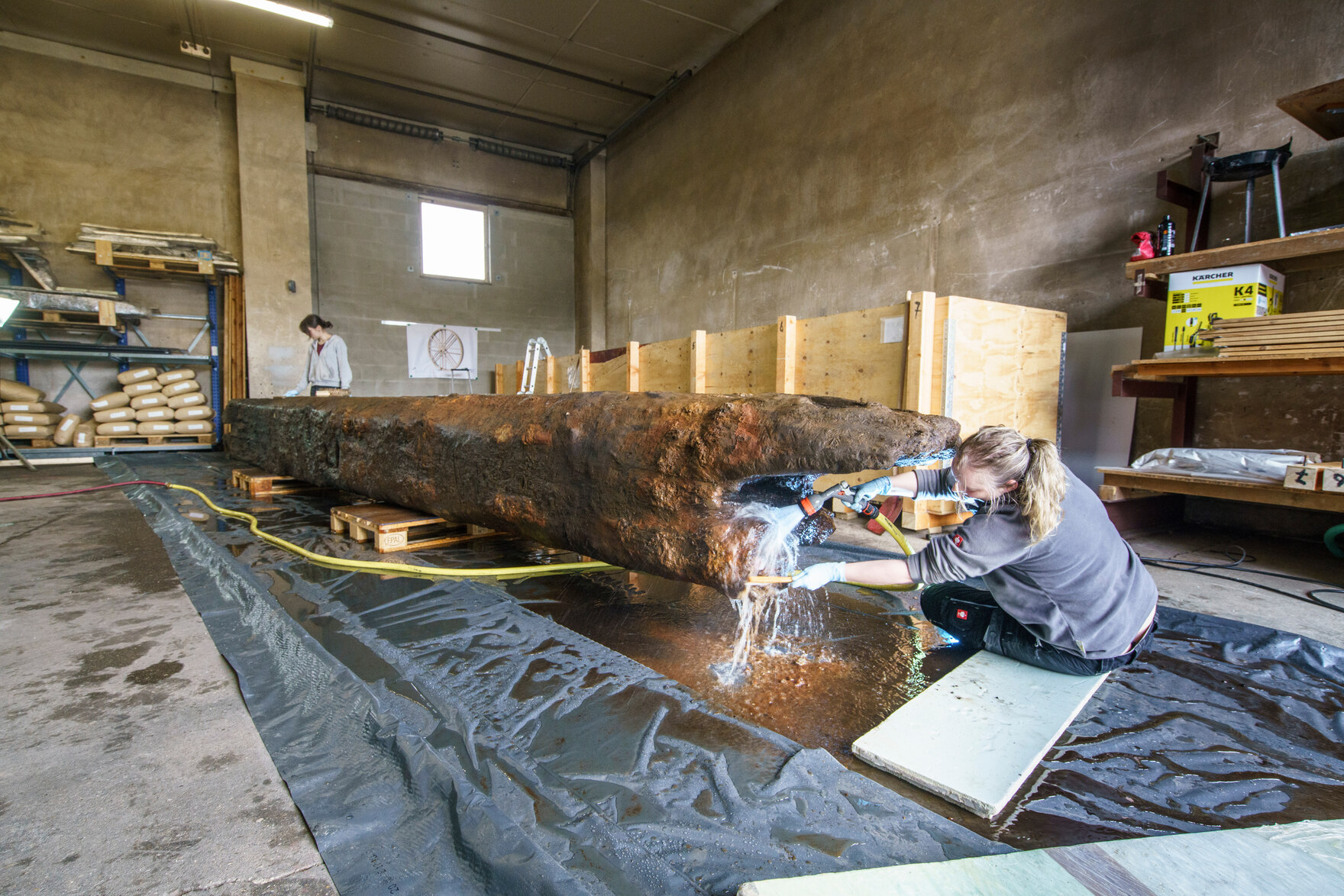 Restauratrorinnen des LfA nutzten die Gelegenheit zu einer Oberflächenreinigung der riesigen Antriebswelle.