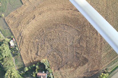 Slawische Burganlage bei Hof/Stauchitz, Lkr. Nordsachen/Meißen. Foto: 20.09.2018. Durch die extreme Trockenheit lassen sich sogar im Mais sehr deutlich die Strukturen im Untergrund erkennen.