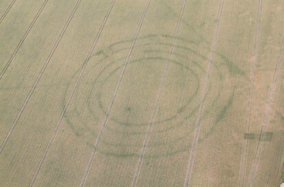 Luftaufnahme der Kreisgrabenanlage von Kyhna, Lkr. Nordsachsen. Foto: 19.06.2018.